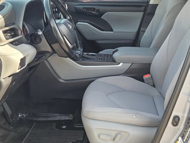 Used 2022 Toyota Highlander LE AWD/4WD image 14
