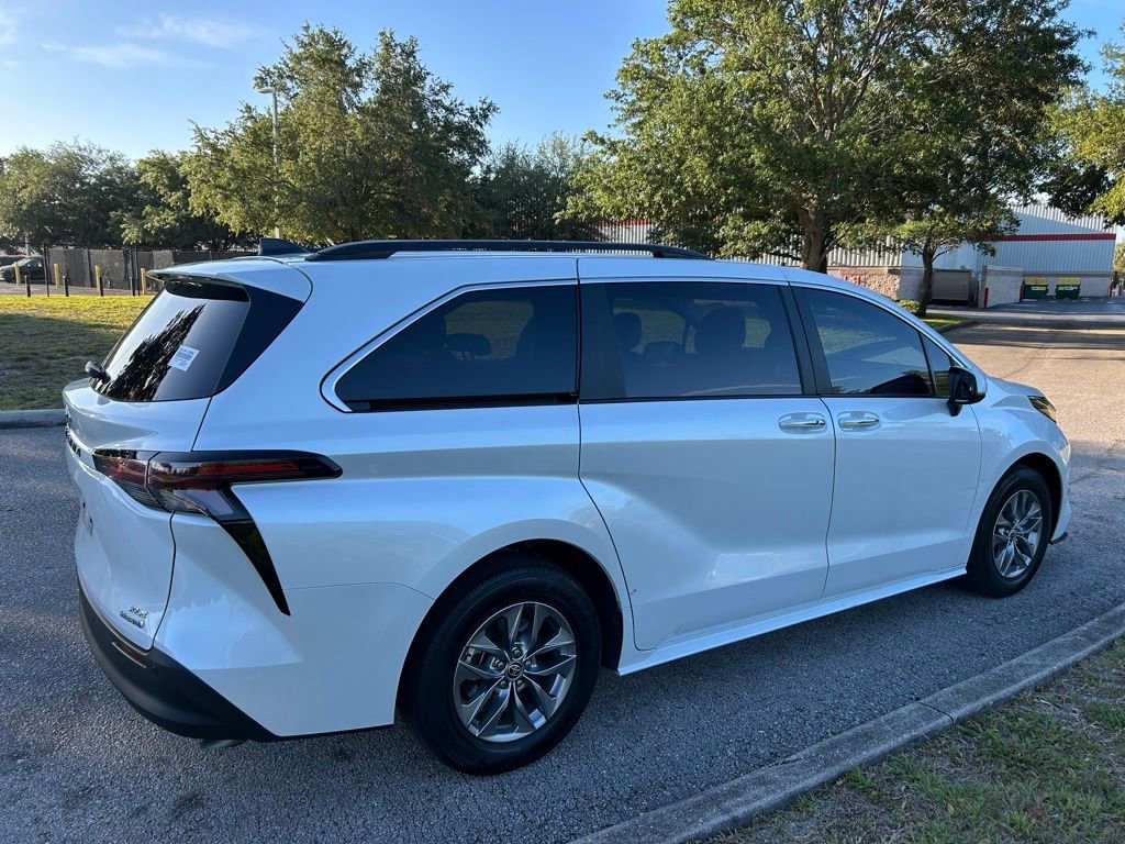 Used 2024 Toyota Sienna XLE FWD image 5
