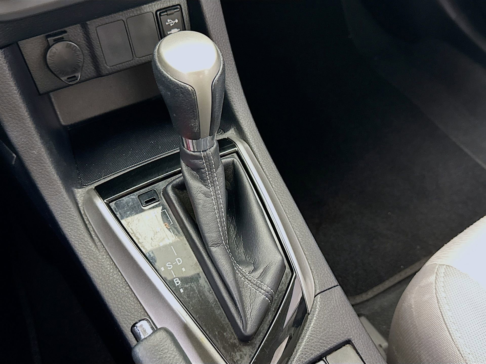 Used 2015 Toyota Corolla LE FWD image 17