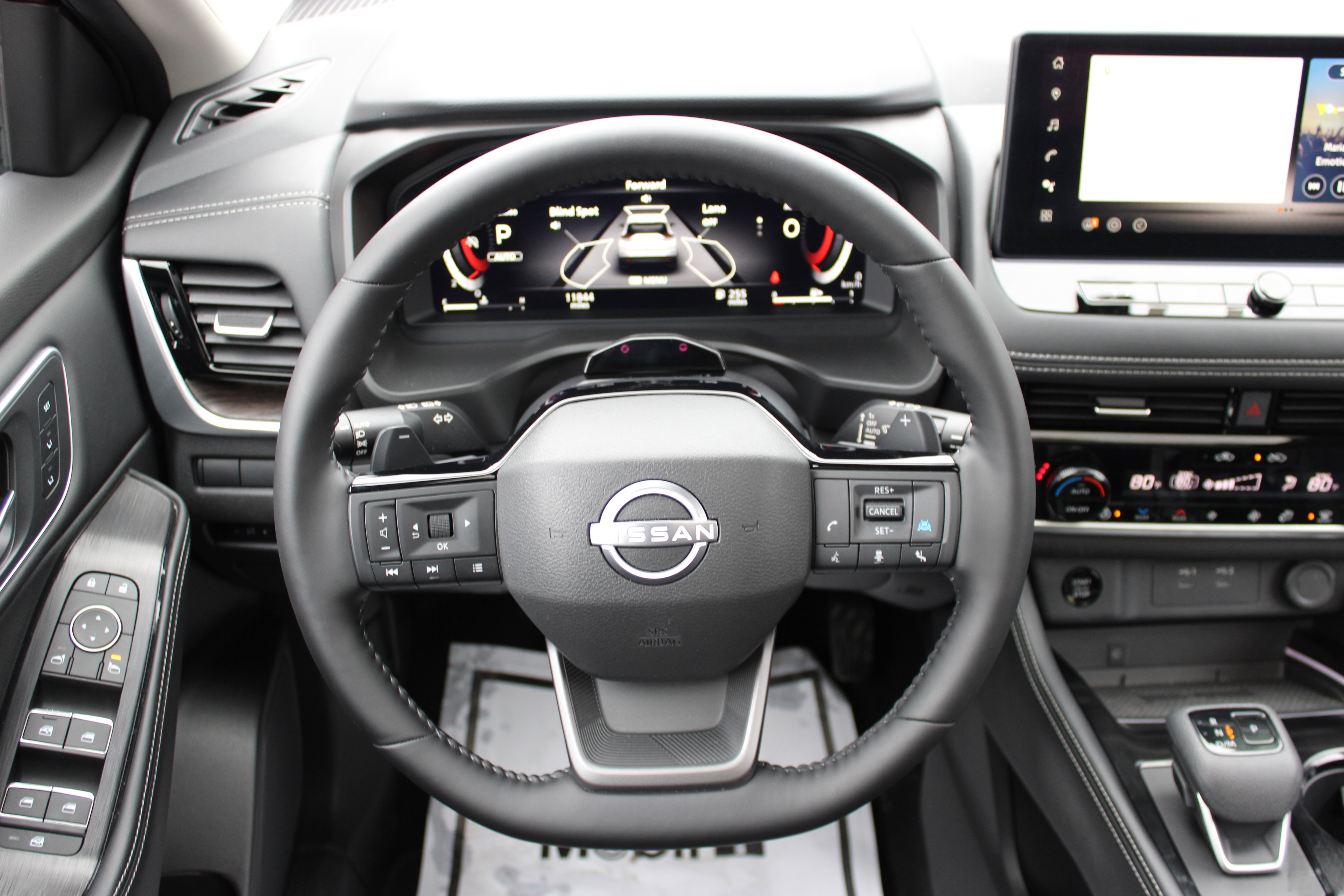 Certified 2025 Nissan Rogue Platinum w/ Tech Package image 24
