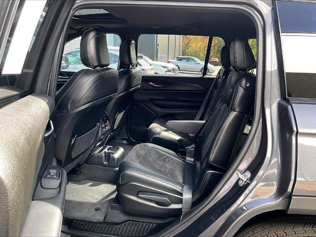 Used 2024 Jeep Grand Cherokee L Altitude AWD/4WD image 15