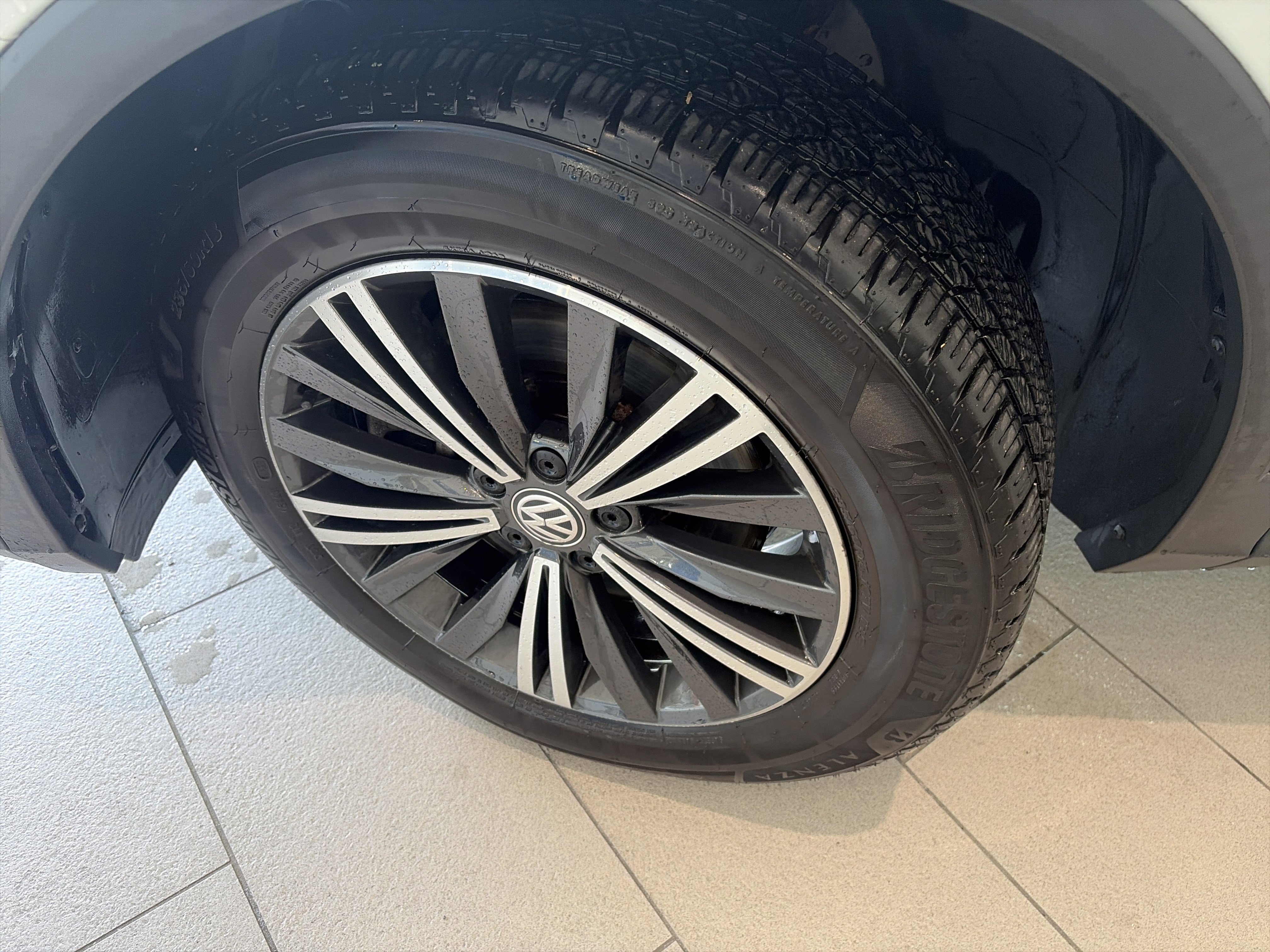 Used 2019 Volkswagen Tiguan SEL AWD/4WD image 9