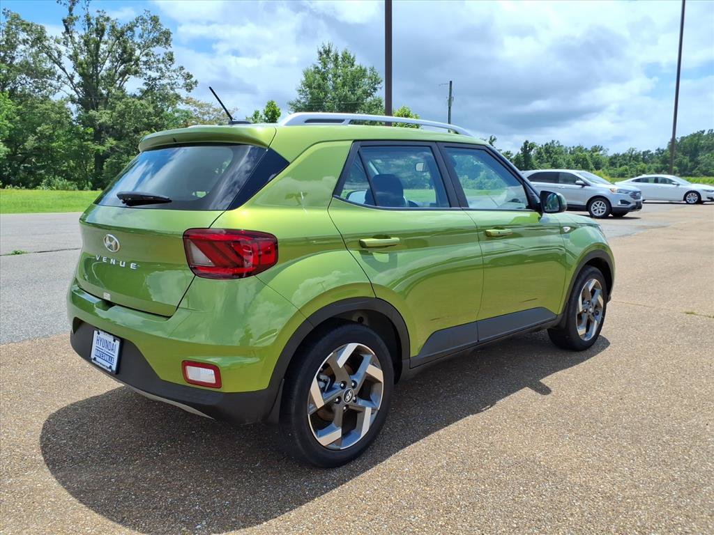 Used 2024 Hyundai Venue SEL FWD image 5