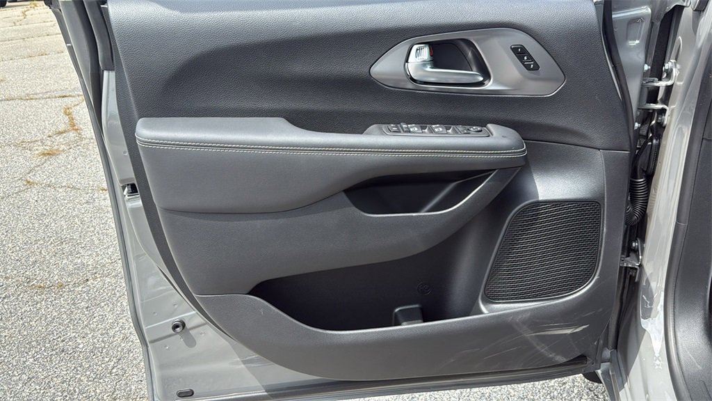 New 2025 Chrysler Pacifica Select image 16