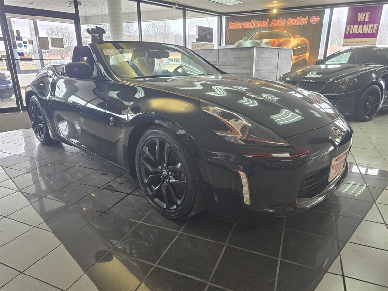 Used 2019 Nissan 370Z Roadster RWD image 3