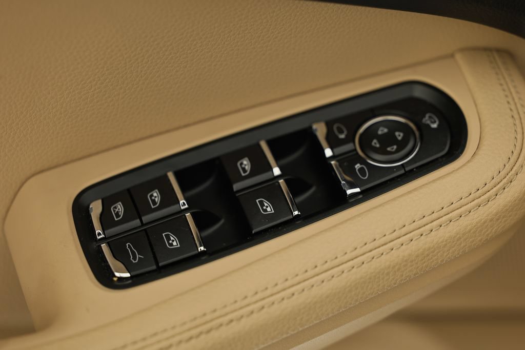 Certified 2026 Porsche Macan AWD/4WD image 22
