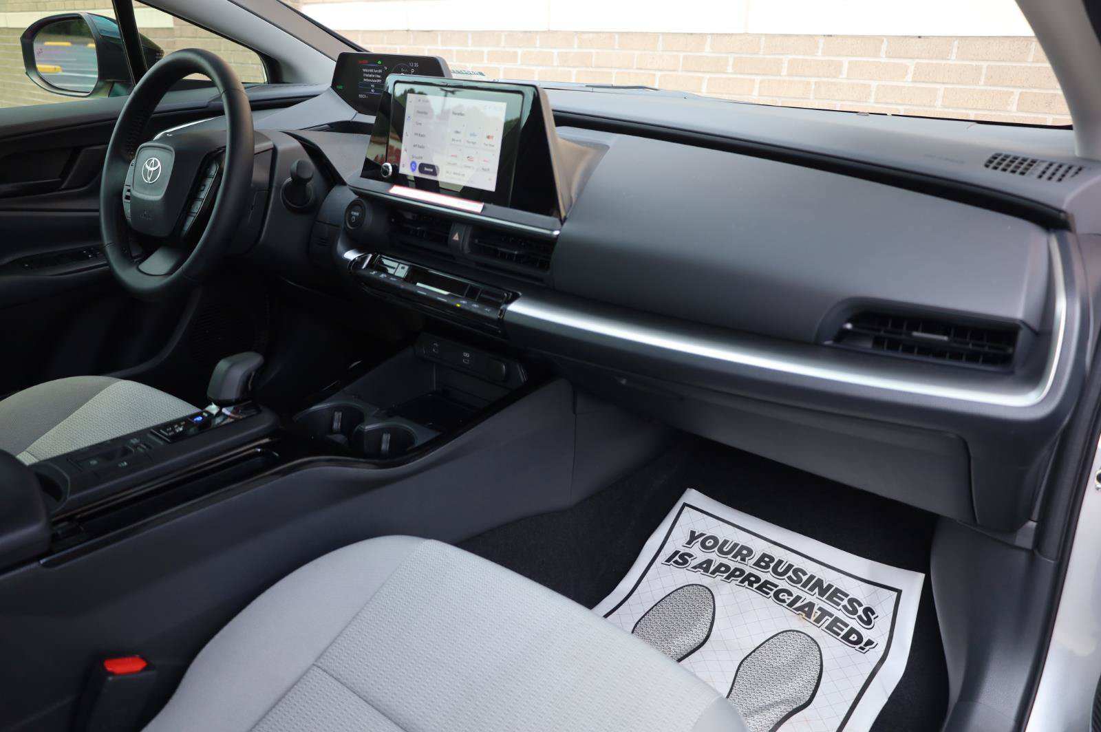 Used 2024 Toyota Prius LE FWD image 28