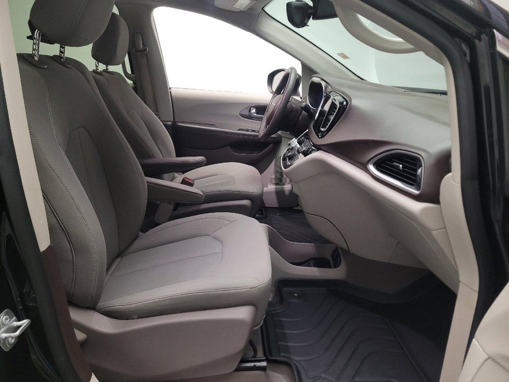 Used 2017 Chrysler Pacifica Touring FWD image 21