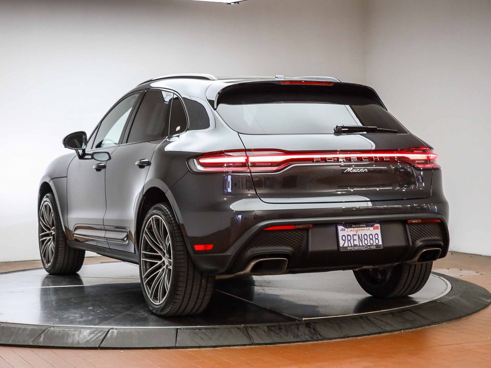 Used 2025 Porsche Macan image 8
