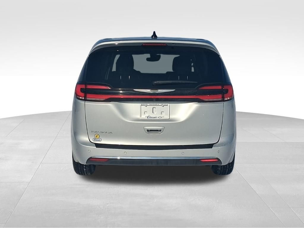Used 2023 Chrysler Pacifica Touring-L image 8