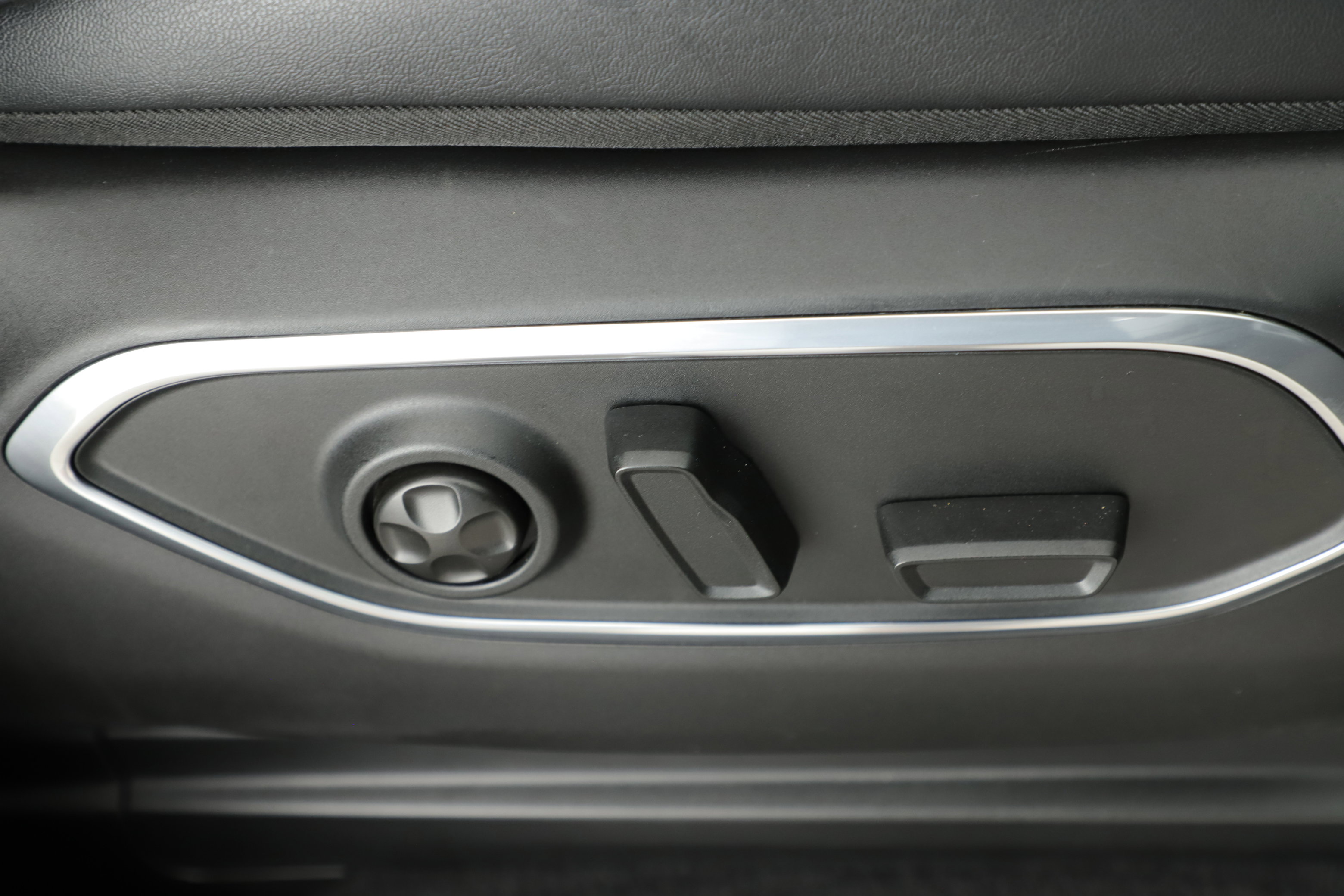 Used 2024 Jeep Wagoneer Series II w/ Flexible Seating Group image 8