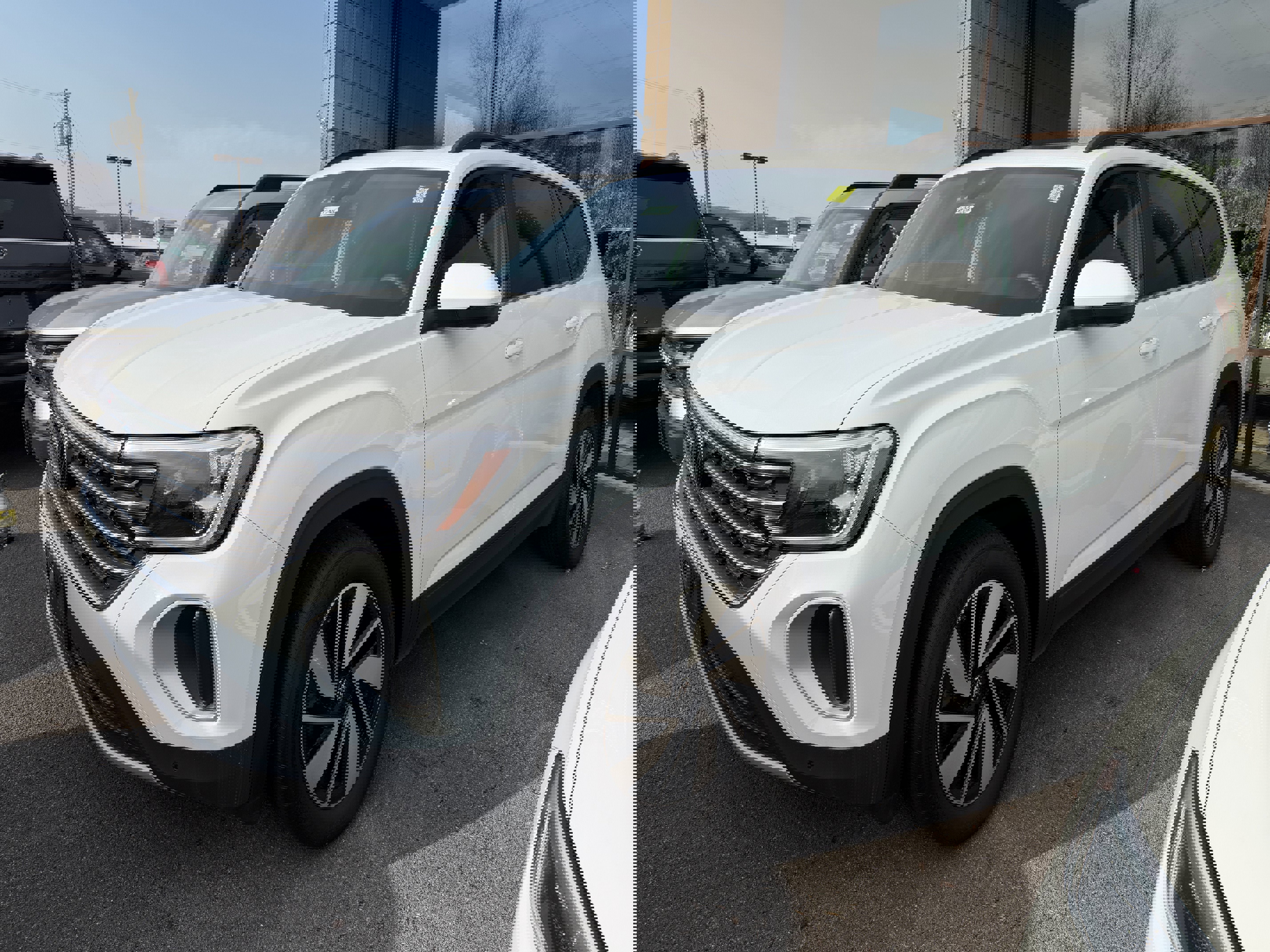 Used 2025 Volkswagen Atlas SE w/ Panoramic Sunroof Package image 3