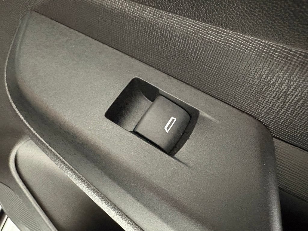 Certified 2025 Buick Envista Preferred FWD image 19