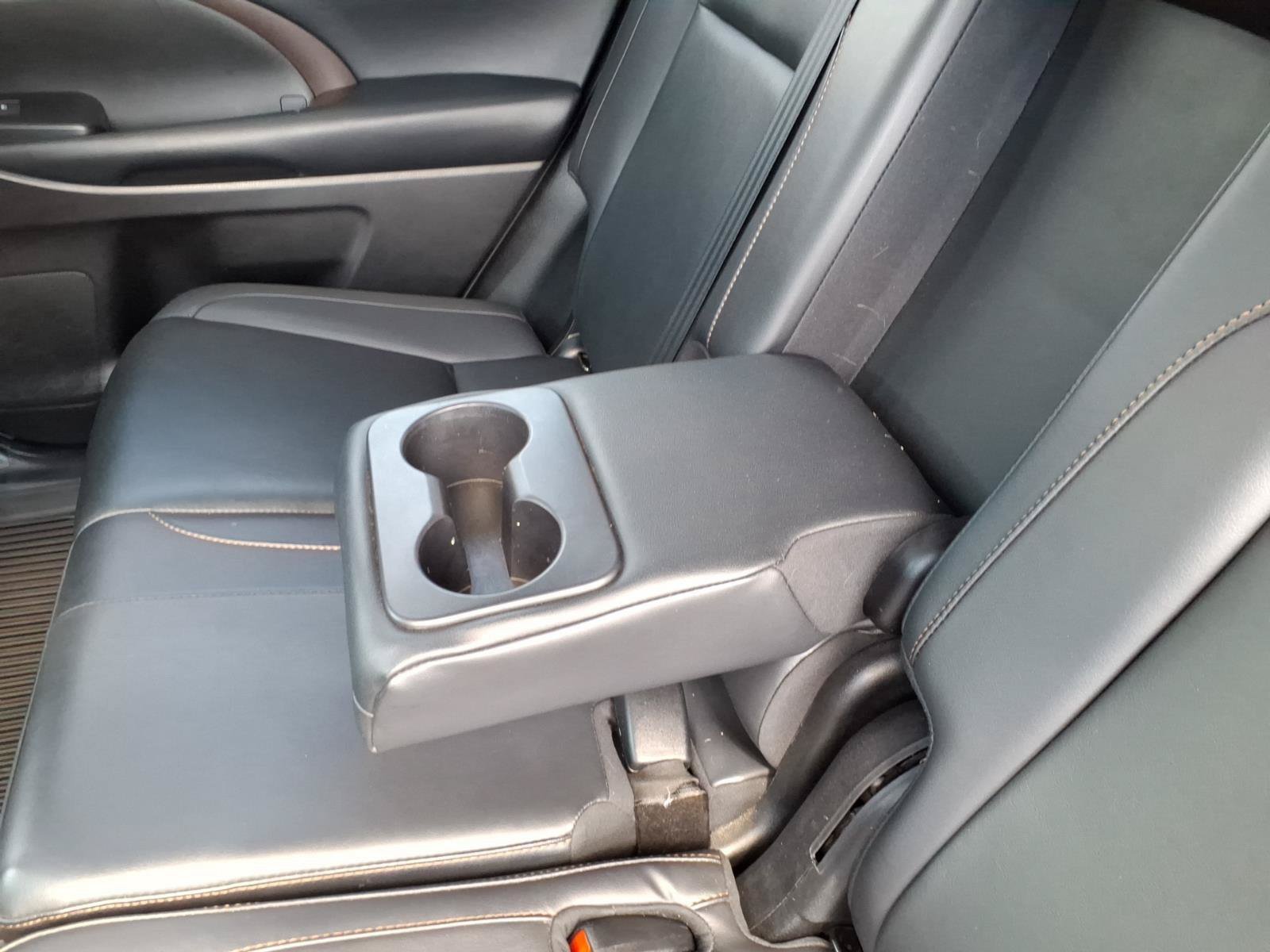 Used 2019 Toyota Highlander XLE AWD/4WD image 23