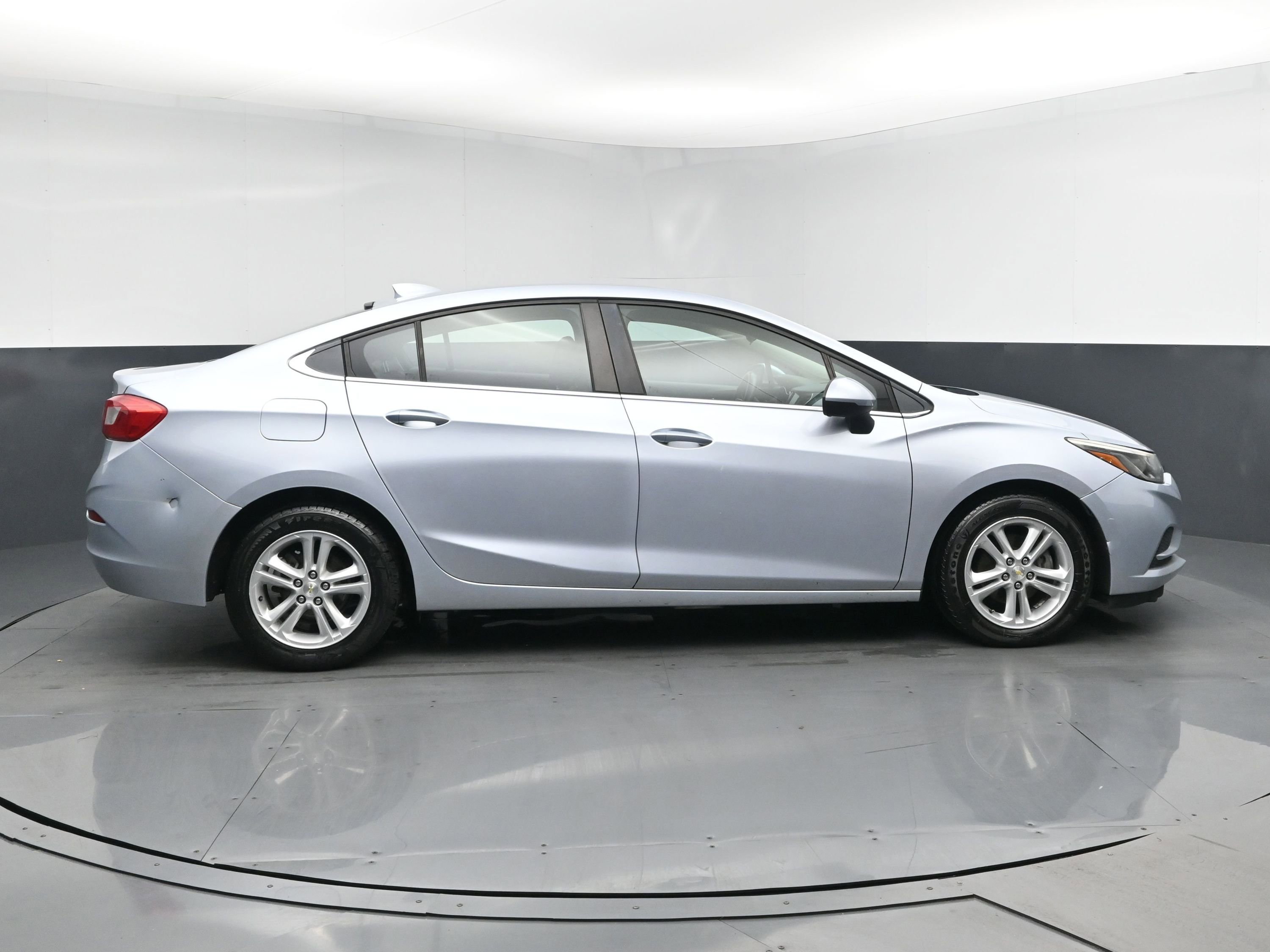 Used 2017 Chevrolet Cruze LT image 3