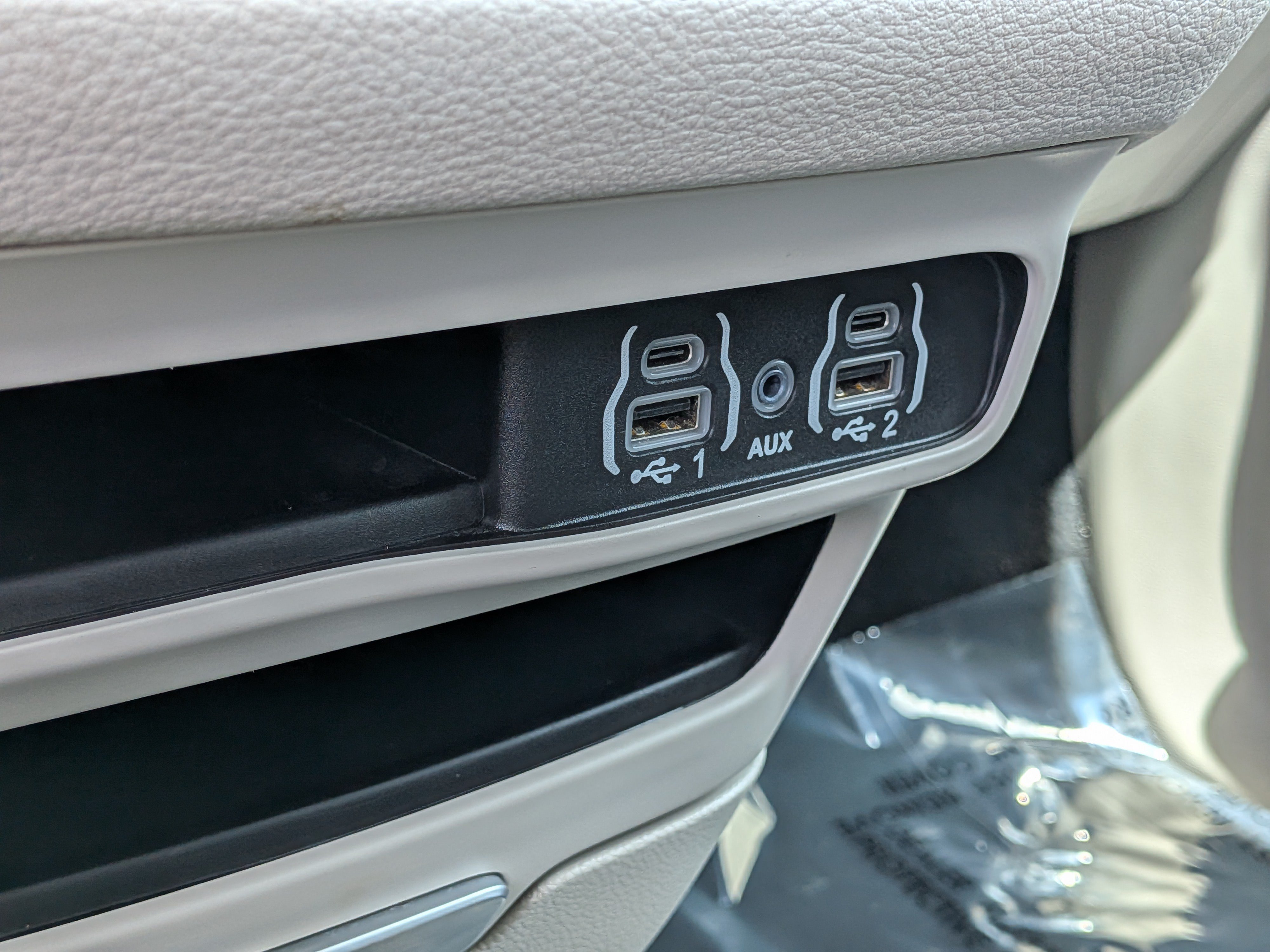 Used 2024 Chrysler Pacifica Limited FWD image 32