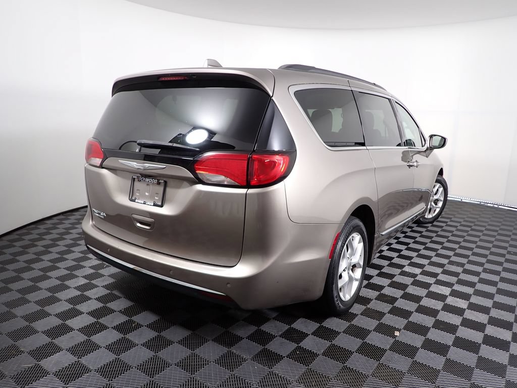 Used 2017 Chrysler Pacifica Touring-L w/ Tire & Wheel Group FWD image 18