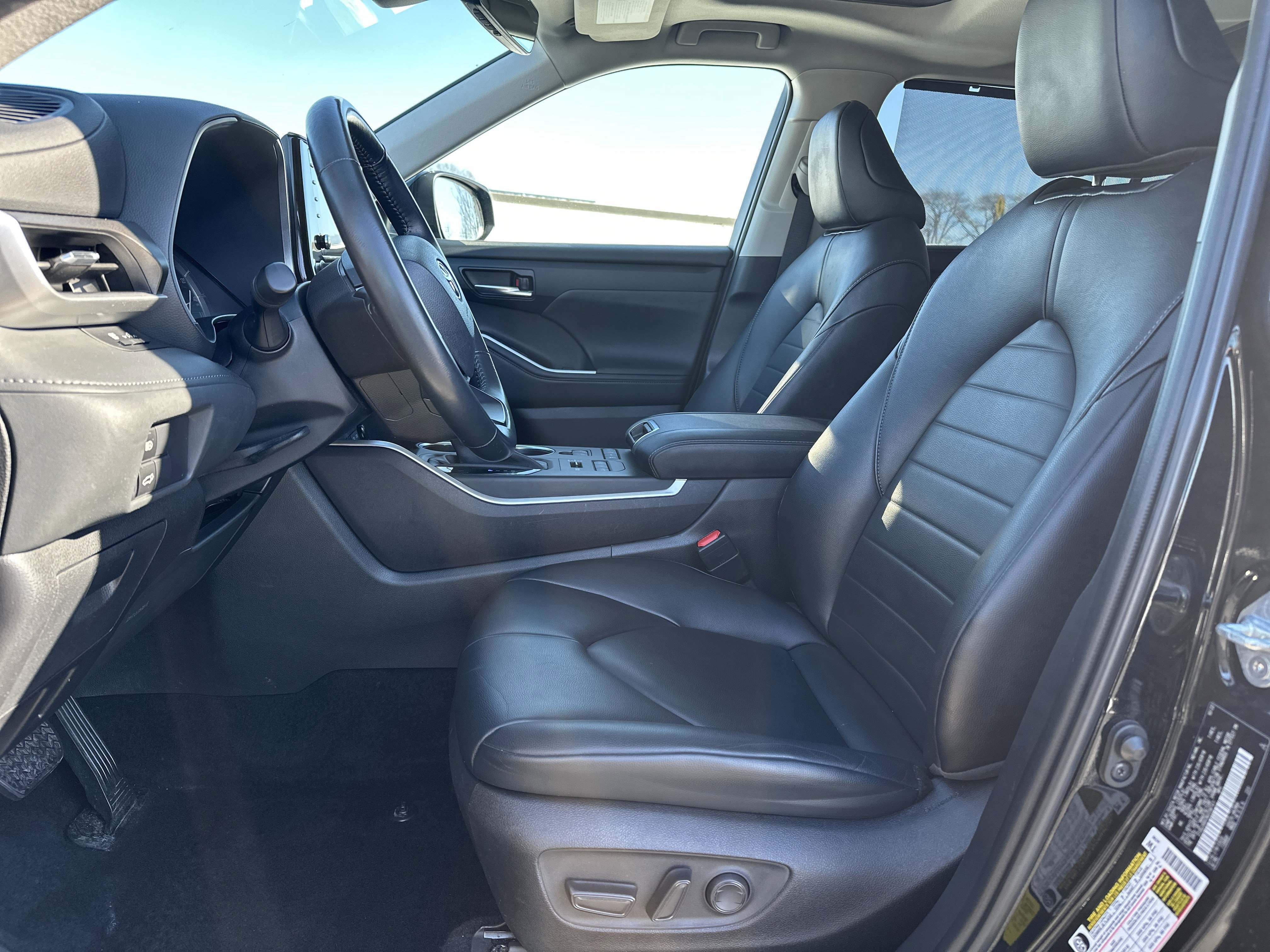 Used 2022 Toyota Highlander XLE image 16