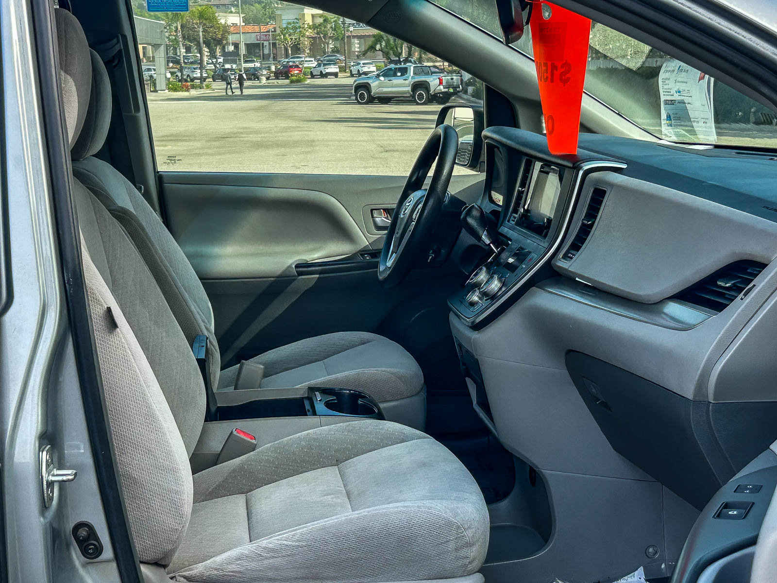 Used 2015 Toyota Sienna LE w/ Four Season Floor Mat Package image 16