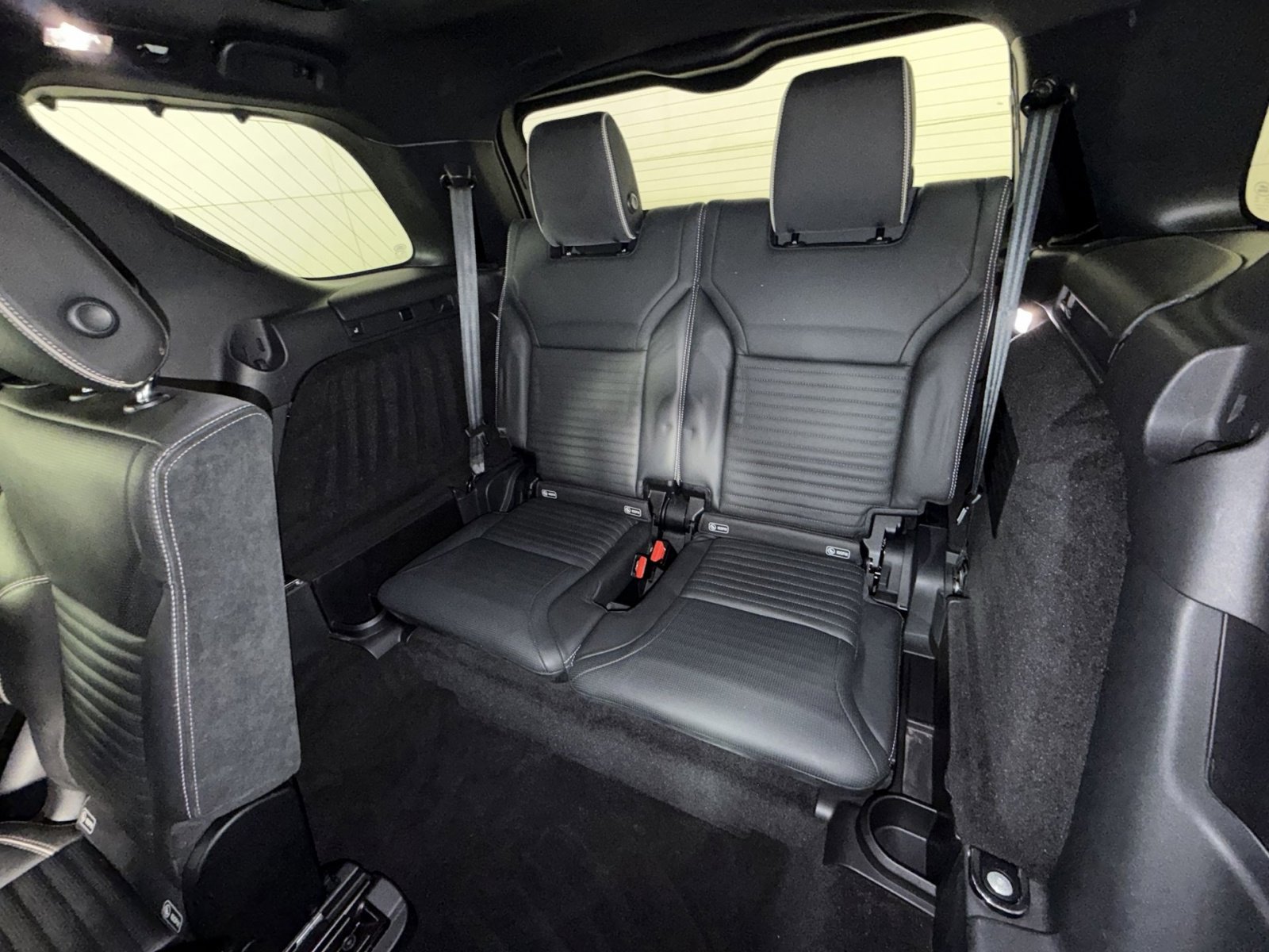 Used 2017 Land Rover Discovery HSE image 26