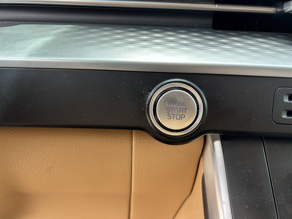 Used 2024 Kia Carnival LX FWD image 33