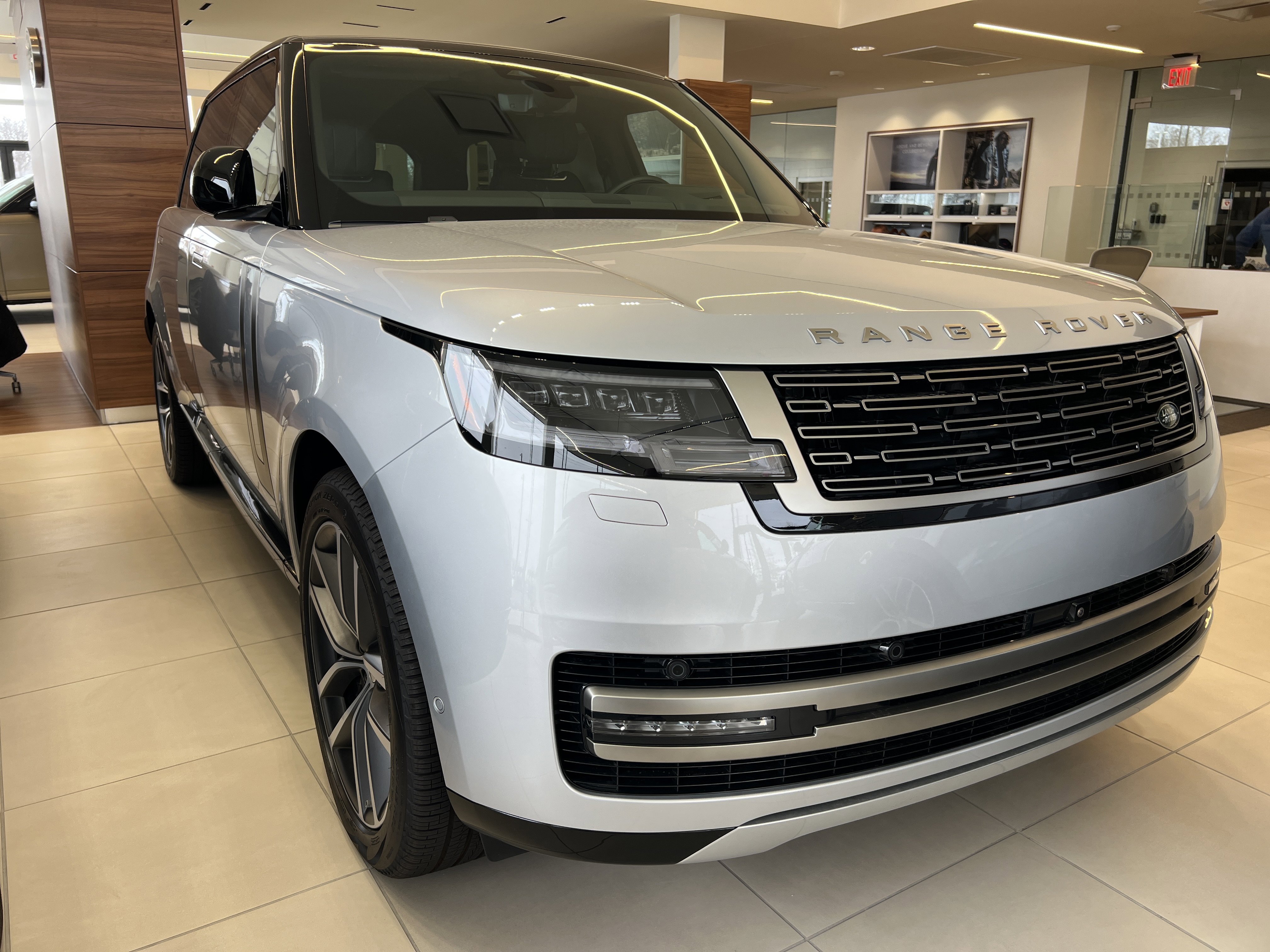 New 2025 Land Rover Range Rover Long Wheelbase SE image 1