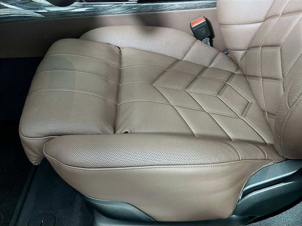 New 2026 BMW 750e xDrive w/ Executive Package image 21