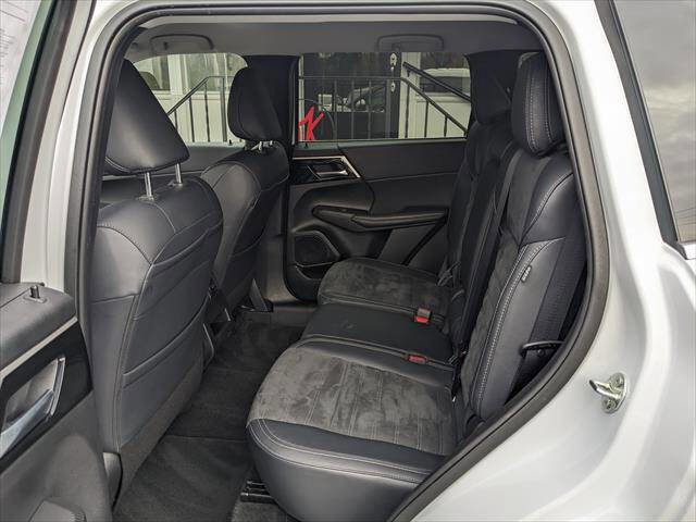 Used 2024 Mitsubishi Outlander SE image 9