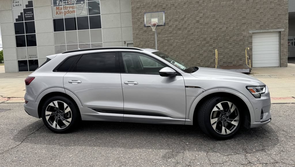 Used 2022 Audi e-tron Premium w/ Convenience Plus Package AWD/4WD image 5