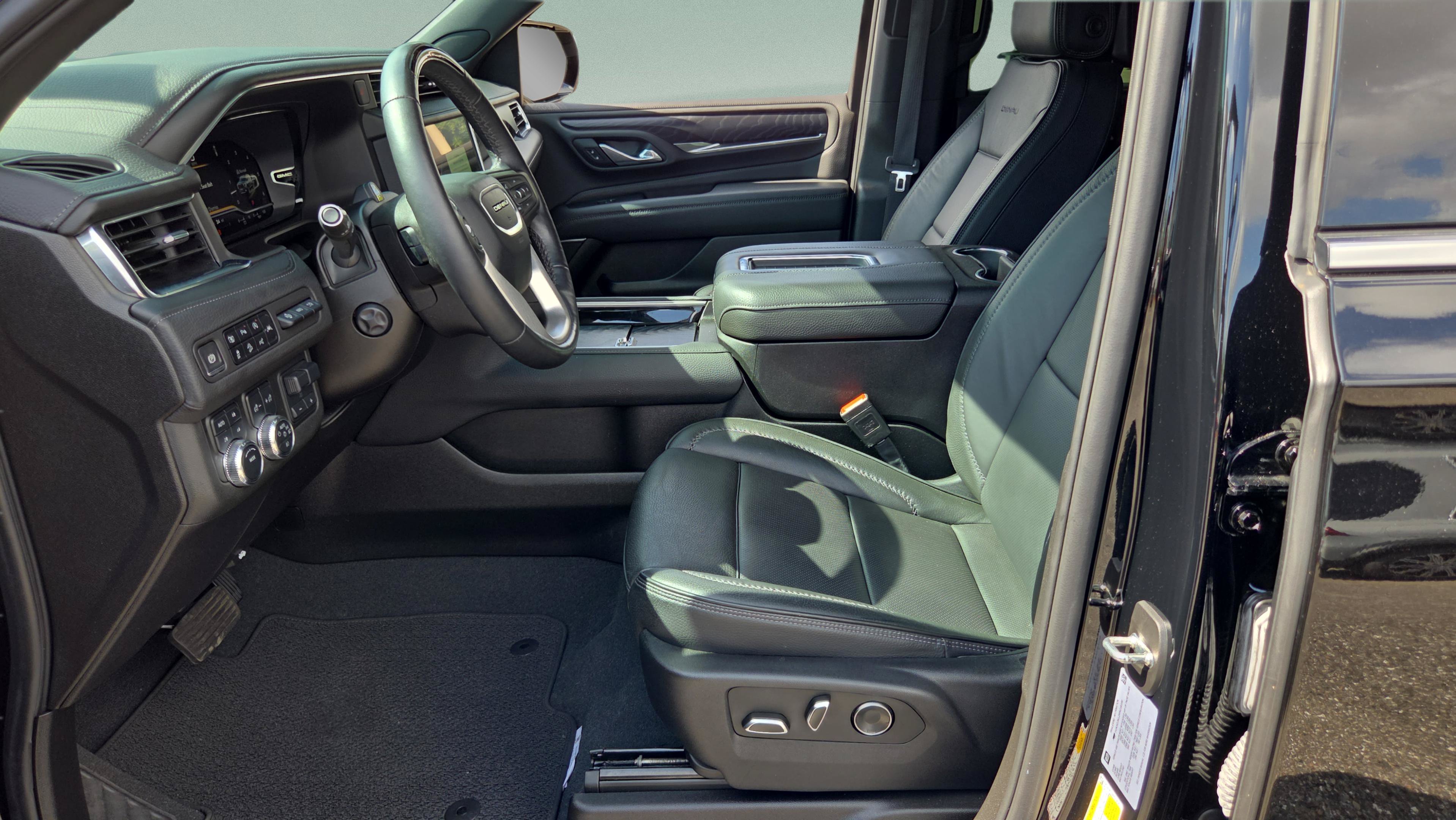 Certified 2024 GMC Yukon XL Denali w/ Advanced Technology Package AWD/4WD image 9