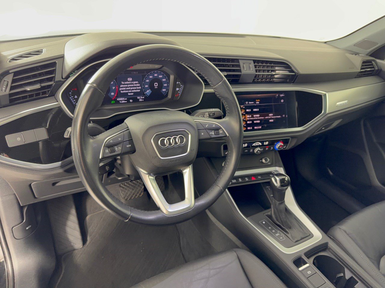 Used 2020 Audi Q3 2.0T Premium w/ Convenience Package AWD/4WD image 4