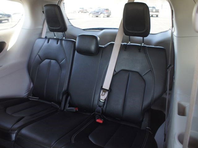 Used 2023 Chrysler Pacifica Touring-L image 14