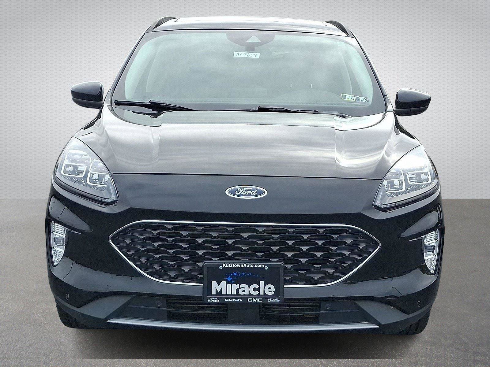 Used 2022 Ford Escape Titanium w/ Class II Trailer Tow Package image 2