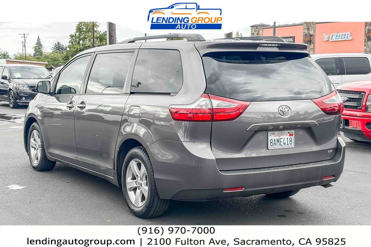 Used 2017 Toyota Sienna LE image 2
