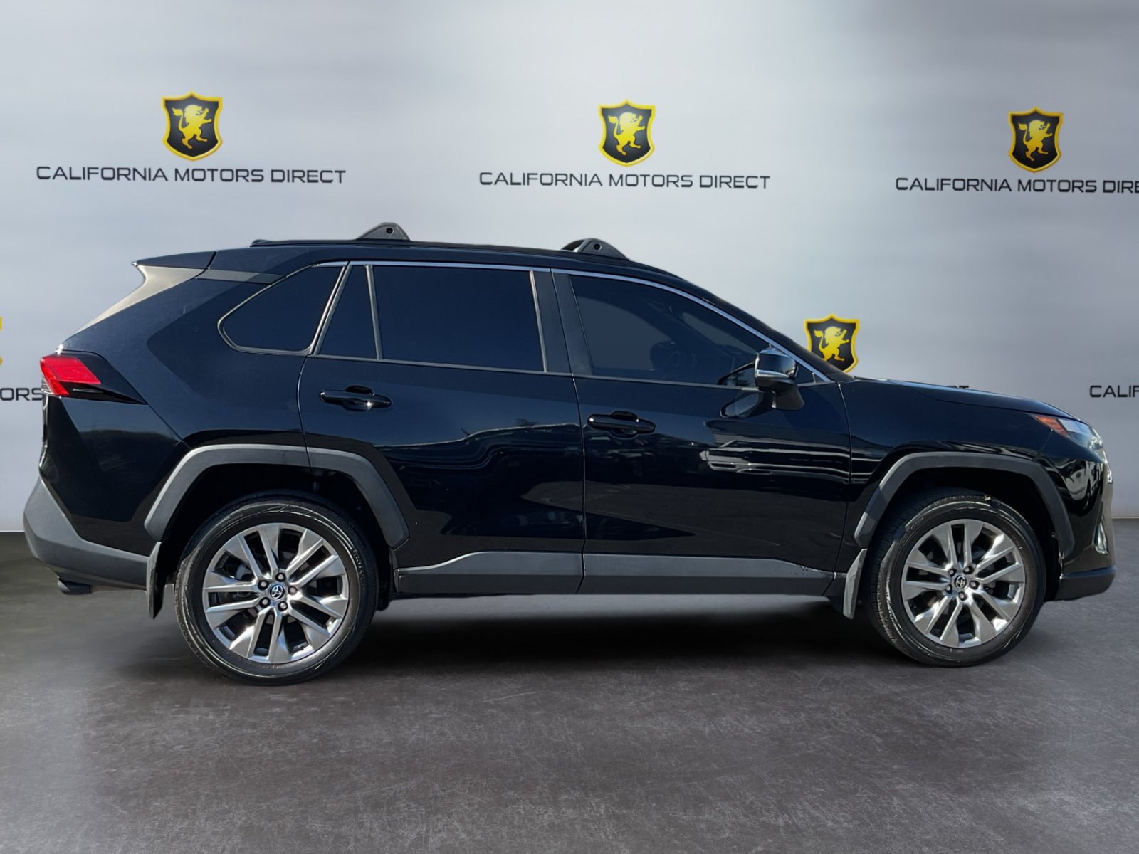 Used 2023 Toyota RAV4 XLE Premium FWD image 4