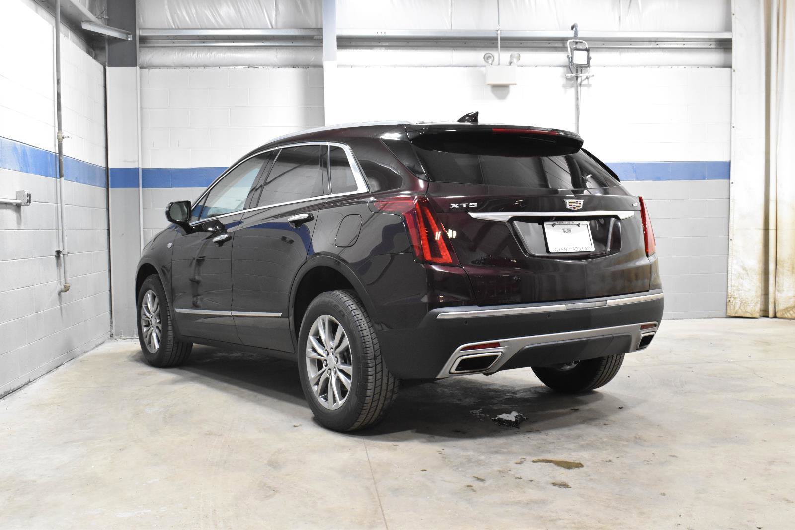 Used 2021 Cadillac XT5 Premium Luxury w/ LPO, Floor Liner Package FWD image 25