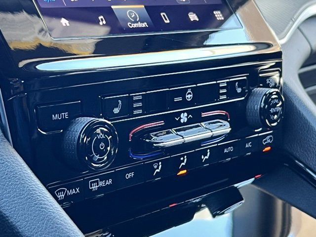 Used 2023 Jeep Grand Cherokee L Laredo image 32