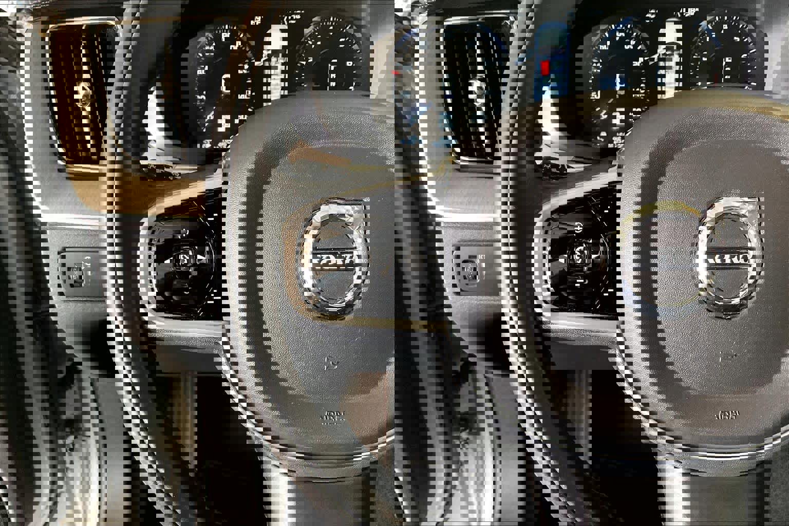 Used 2018 Volvo XC60 T5 Inscription w/ Convenience Package image 22