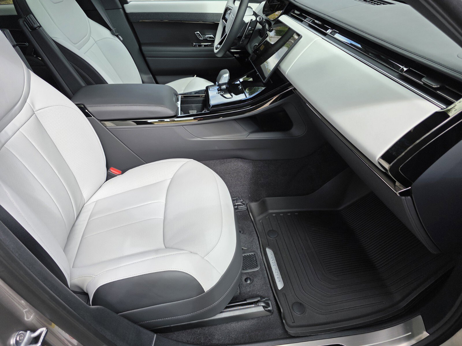 New 2026 Land Rover Range Rover Sport Dynamic SE image 3