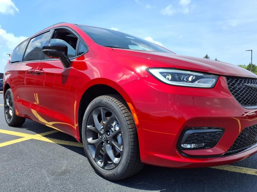 New 2026 Chrysler Pacifica Limited image 9
