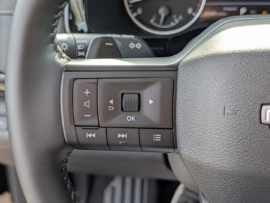Used 2026 Nissan Pathfinder SV FWD image 23