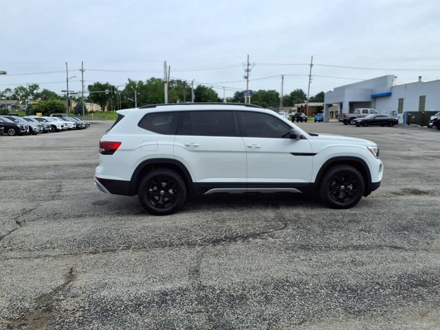 Used 2025 Volkswagen Atlas Peak Edition SE AWD/4WD image 17