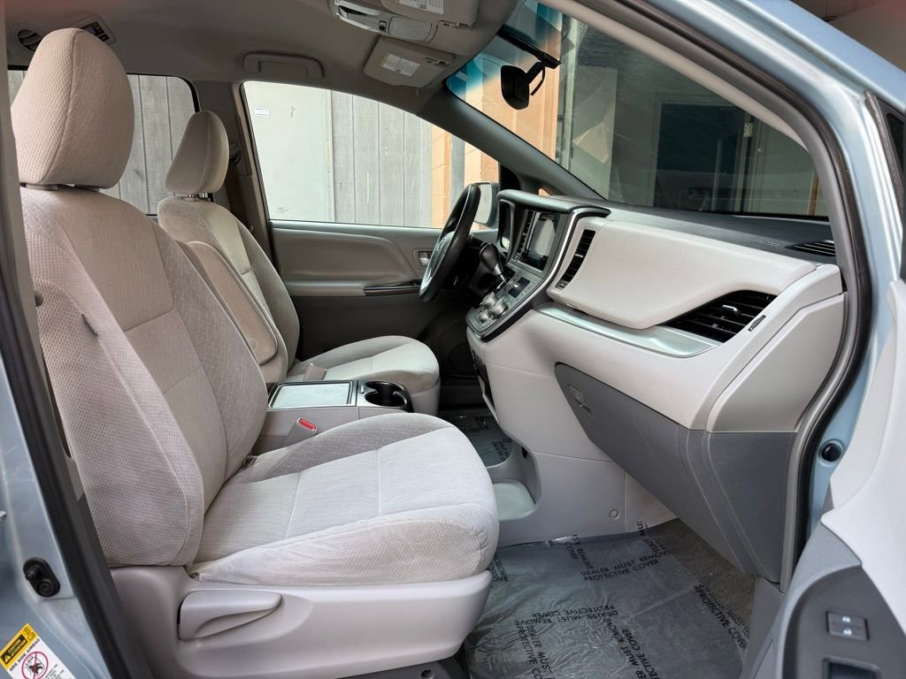 Used 2017 Toyota Sienna LE image 23