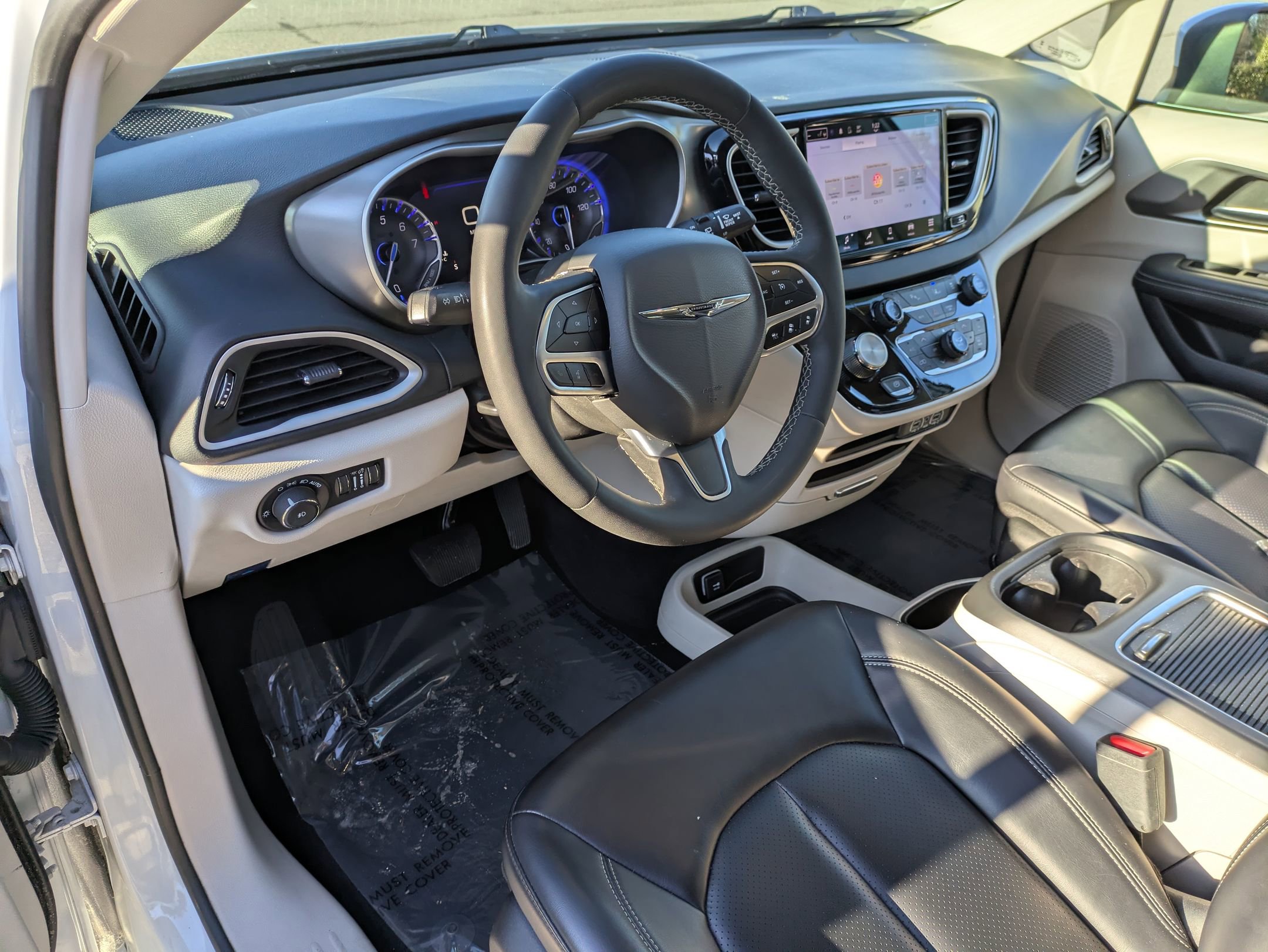 Used 2023 Chrysler Pacifica Touring-L image 14