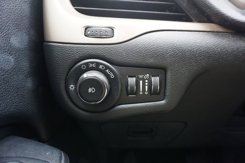 Used 2015 Jeep Cherokee Latitude AWD/4WD image 4