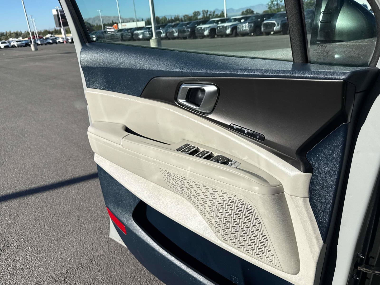 Used 2025 Kia Carnival SX w/ SX Dark Edition Package FWD image 12