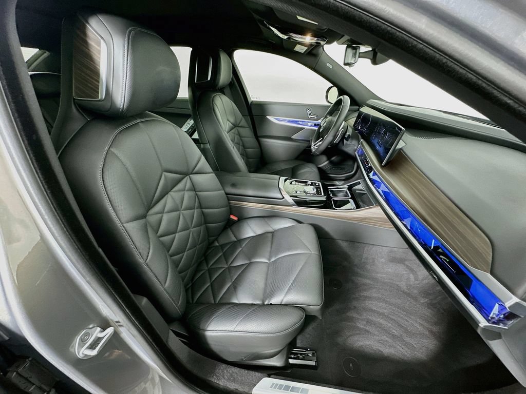 Certified 2025 BMW 740i w/ Premium Package RWD image 28