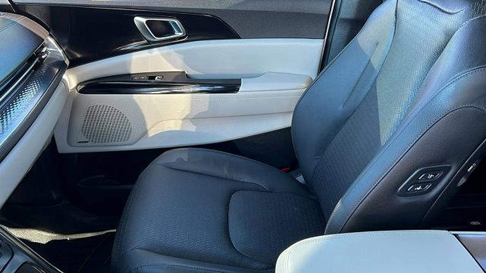 Used 2023 Kia Carnival SX Prestige image 20