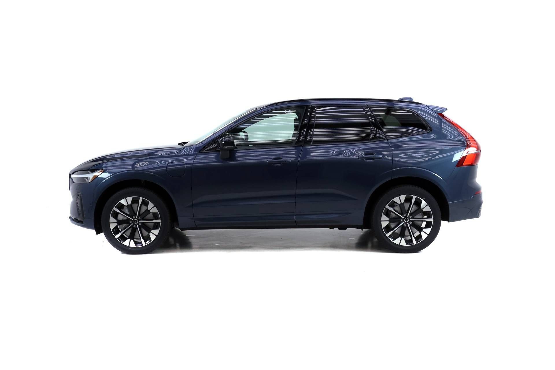 New 2026 Volvo XC60 T8 Plus w/ Climate Package PRO AWD/4WD image 3