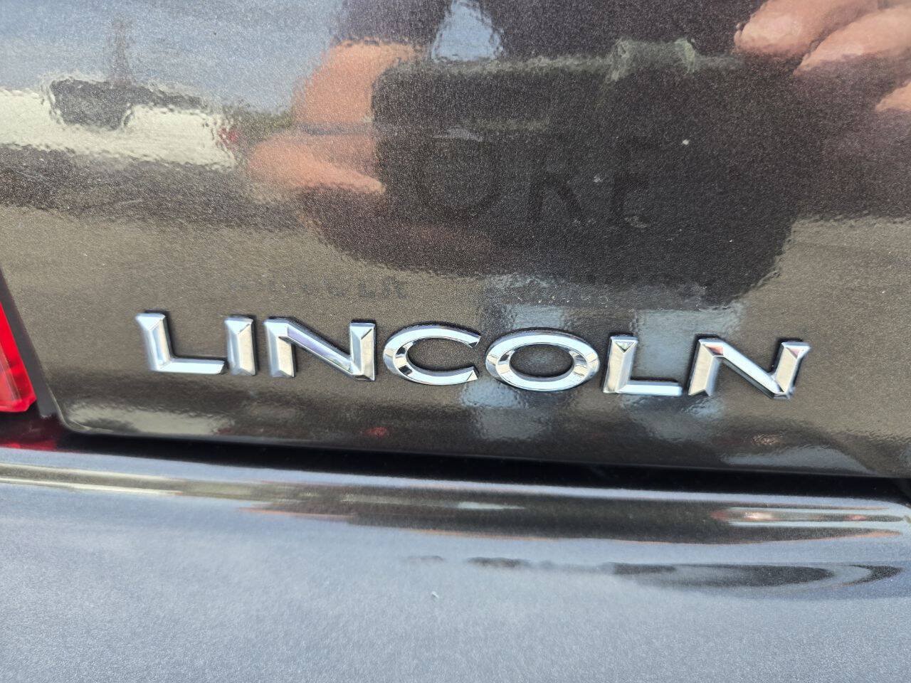 Used 2005 Lincoln Town Car Signature RWD image 11